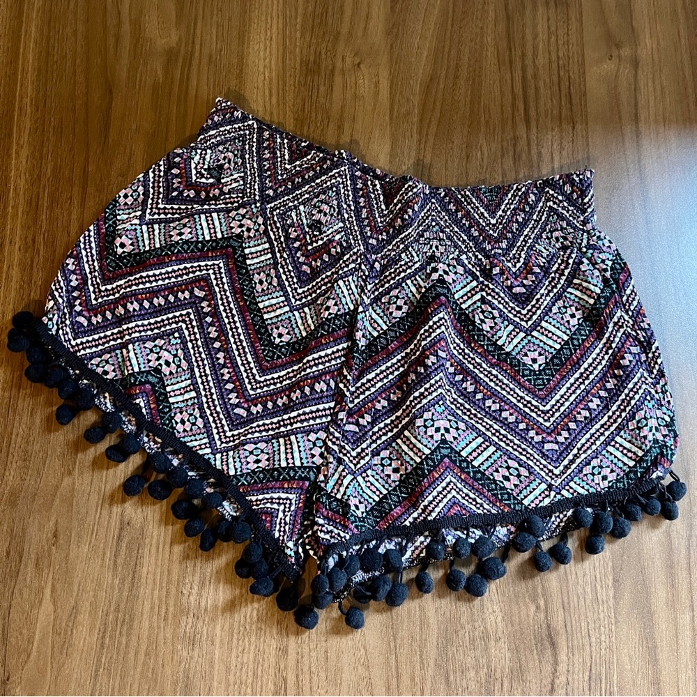 Me To We Abstract Chevron Tribal Lightweight Stretchy Boho Pom Pom Shorts S